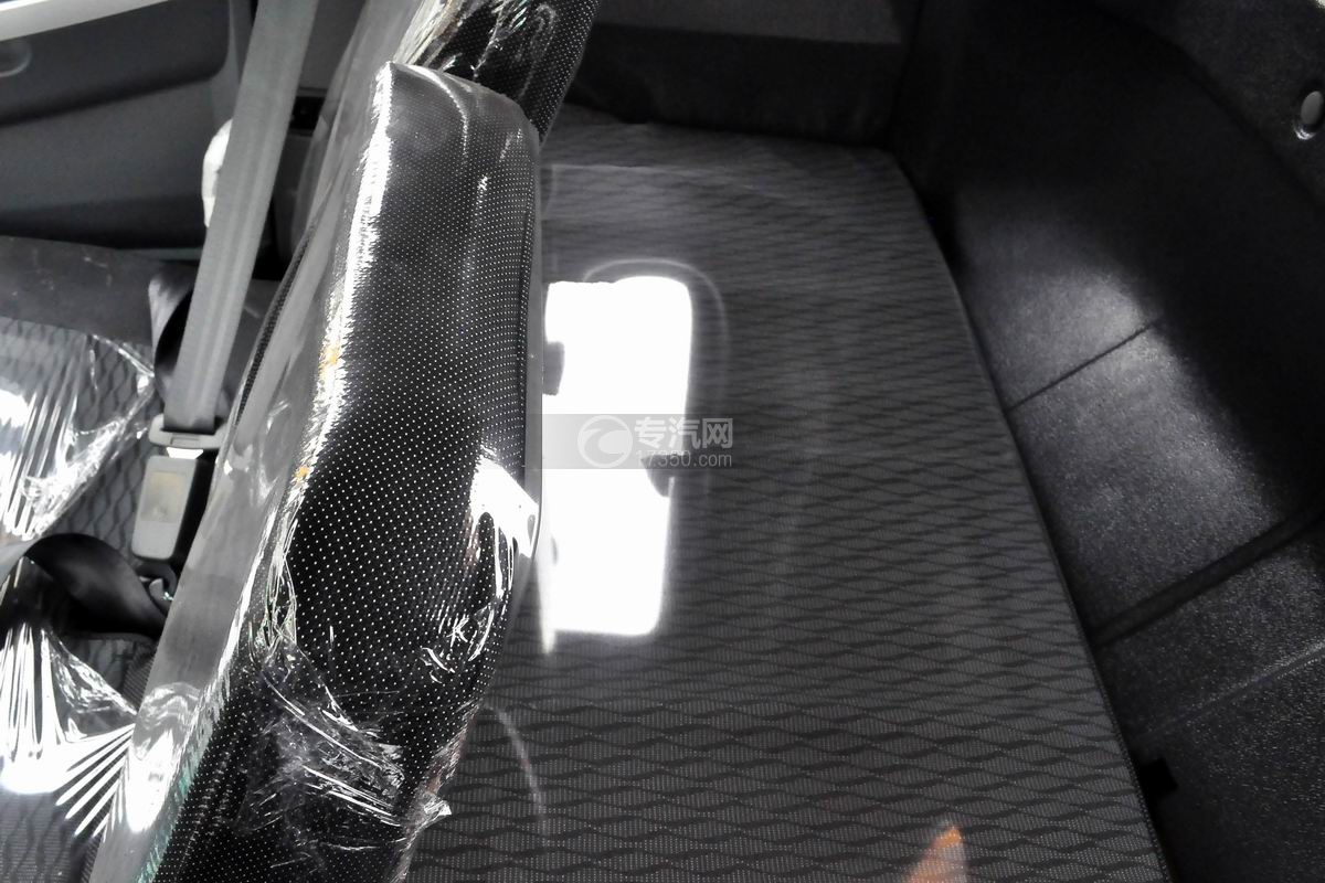 大运奥普力4400轴距清障车驾驶室休息区