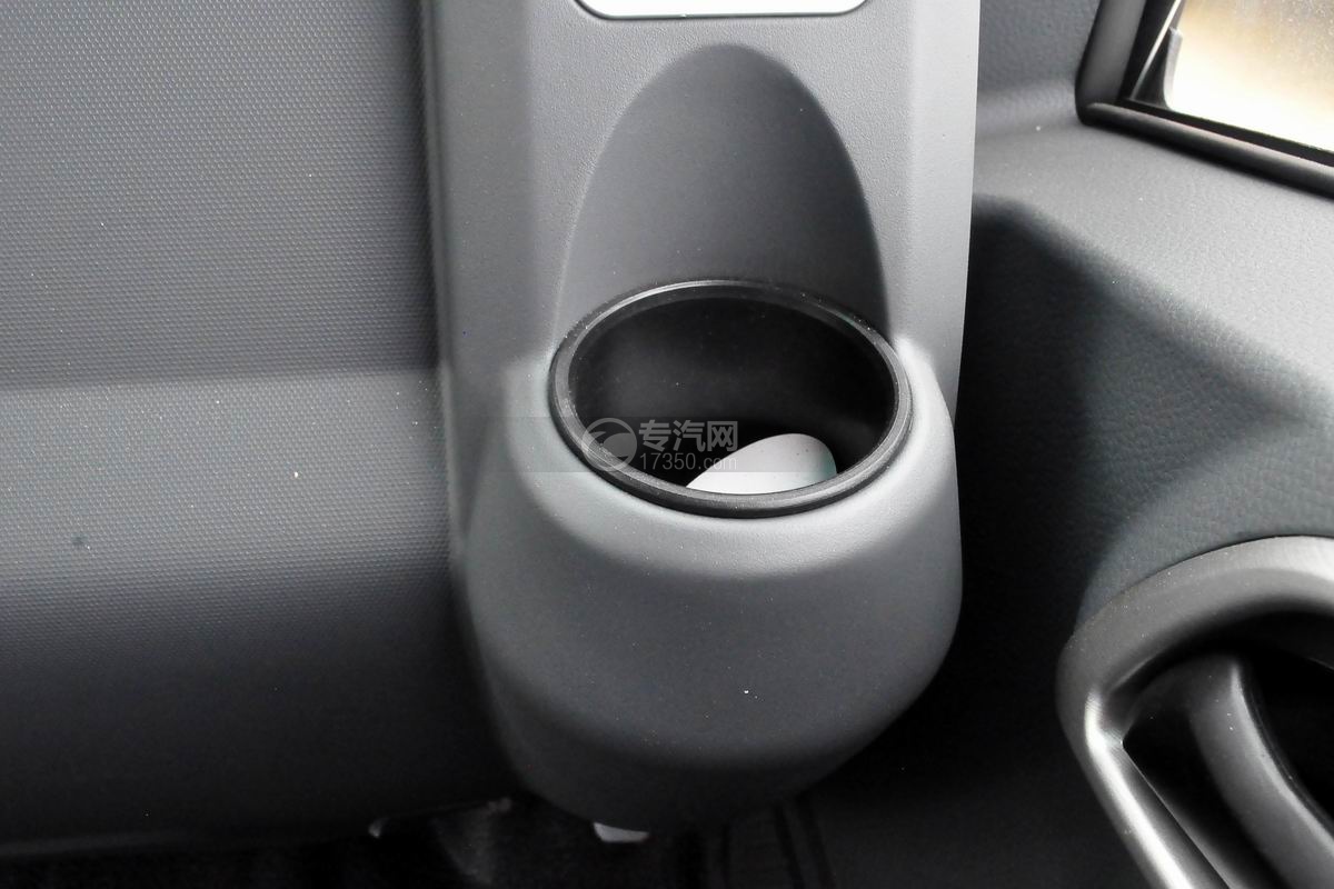 大运奥普力4400轴距清障车驾驶室内烟灰缸