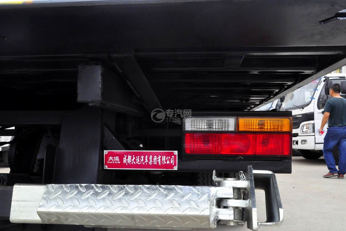 大运奥普力4400轴距清障车尾灯