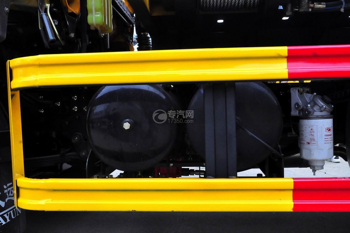 大运奥普力4400轴距清障车储气罐