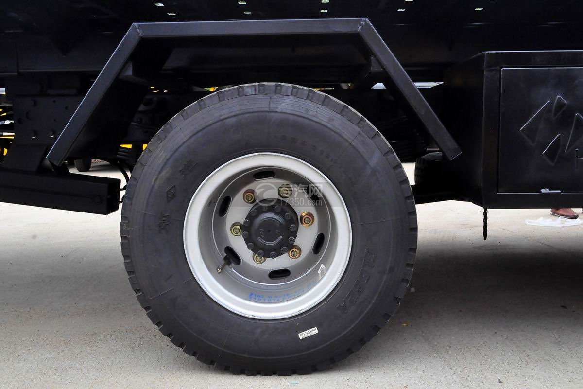 大运奥普力4400轴距清障车轮胎
