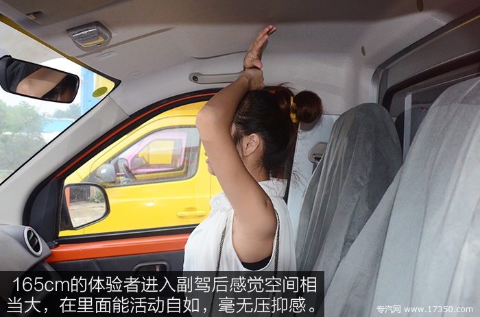 东风微卡流动售货车副驾空间