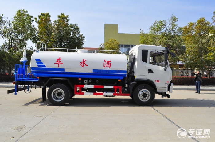 湖北大运风度12方洒水车右侧图