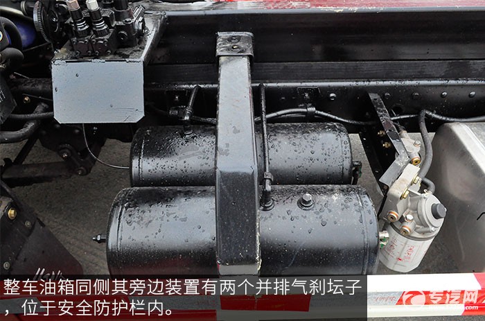 大运奥普力勾臂式垃圾车储气罐