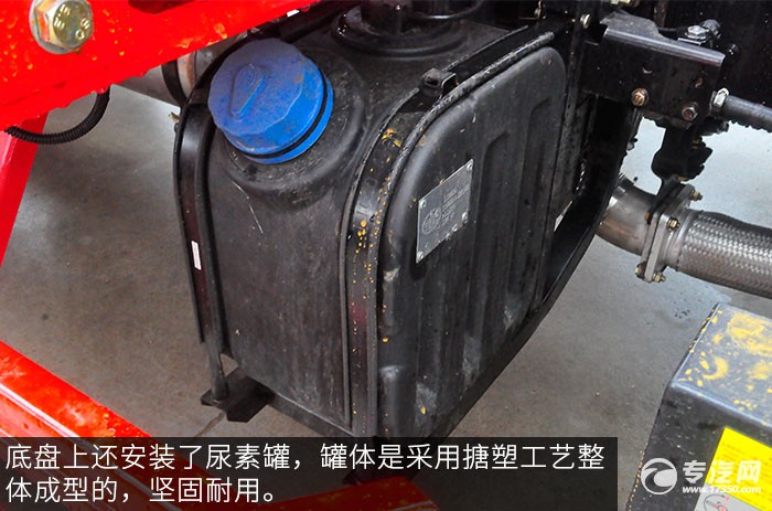 解放龙V单桥轿运车评测之底盘尿素罐