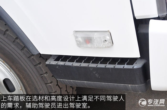 一汽青岛解放虎VH一拖二的清障车评测之外观上下车踏板