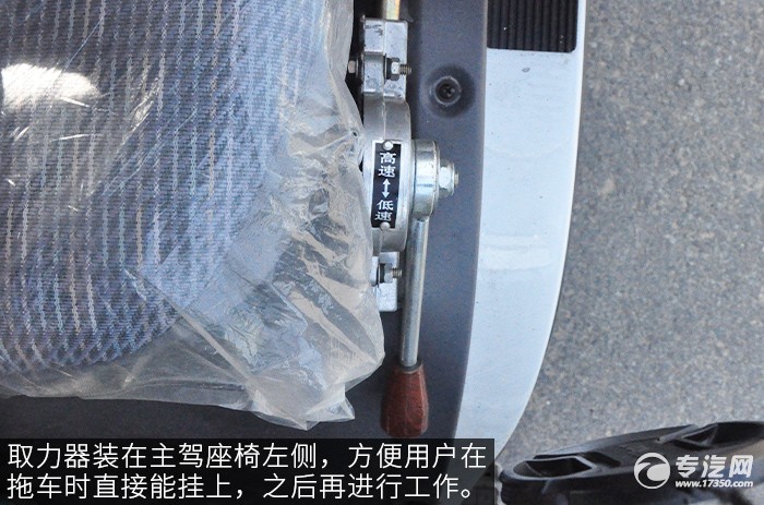 五十铃一拖二清障车测评驾驶室座椅细节
