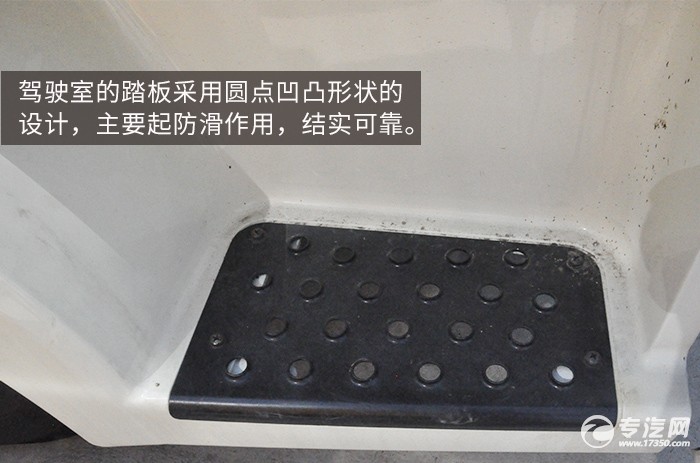 解放J6一拖二清障车评测之驾驶室篇上下驾驶室踏板