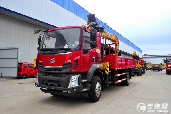 东风柳汽乘龙M3徐工8吨直臂随车吊