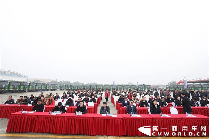 奔赴广汉城市建设第一线 120辆陕汽德龙X3000新型环保渣土车交付
