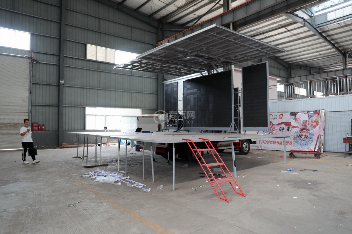 大运新奥普力国六流动舞台车右后图