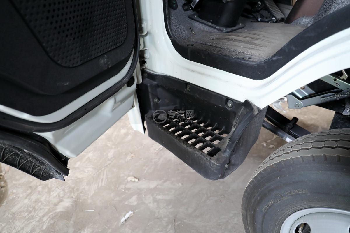 大运新奥普力国六流动舞台车驾驶室上下踏板