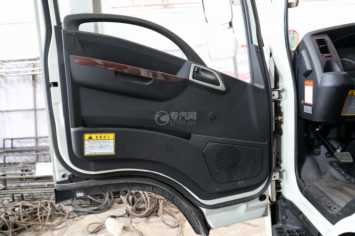 大运新奥普力国六流动舞台车驾驶室车门