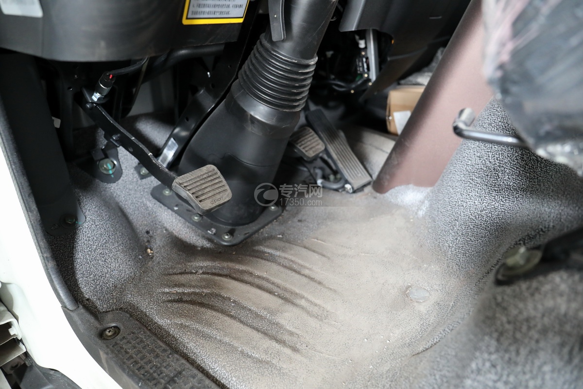 大运新奥普力国六流动舞台车制动踏板