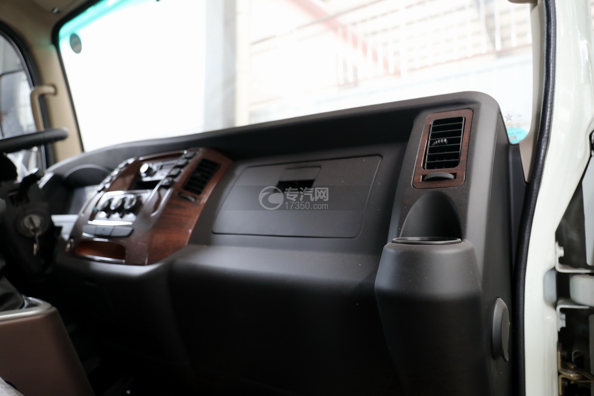 大运新奥普力国六流动舞台车储物格