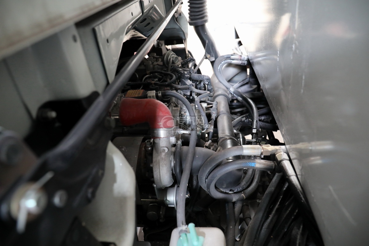 大运新奥普力国六流动舞台车发动机细节