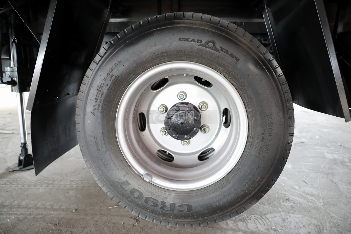 大运新奥普力国六流动舞台车轮胎