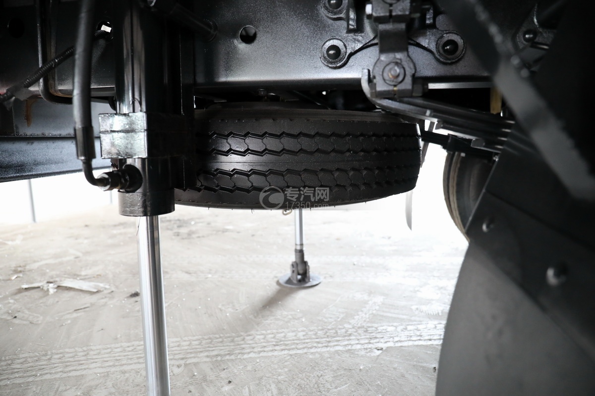 大运新奥普力国六流动舞台车备胎