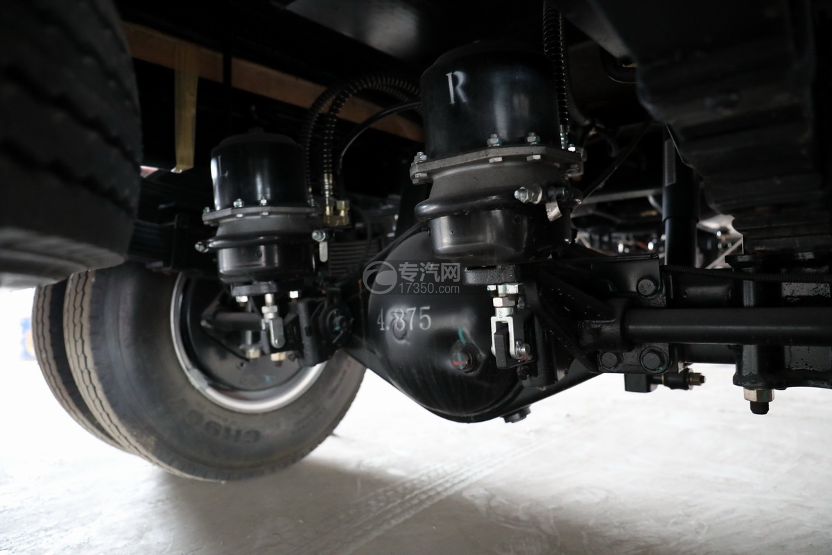 大运新奥普力国六流动舞台车后桥细节