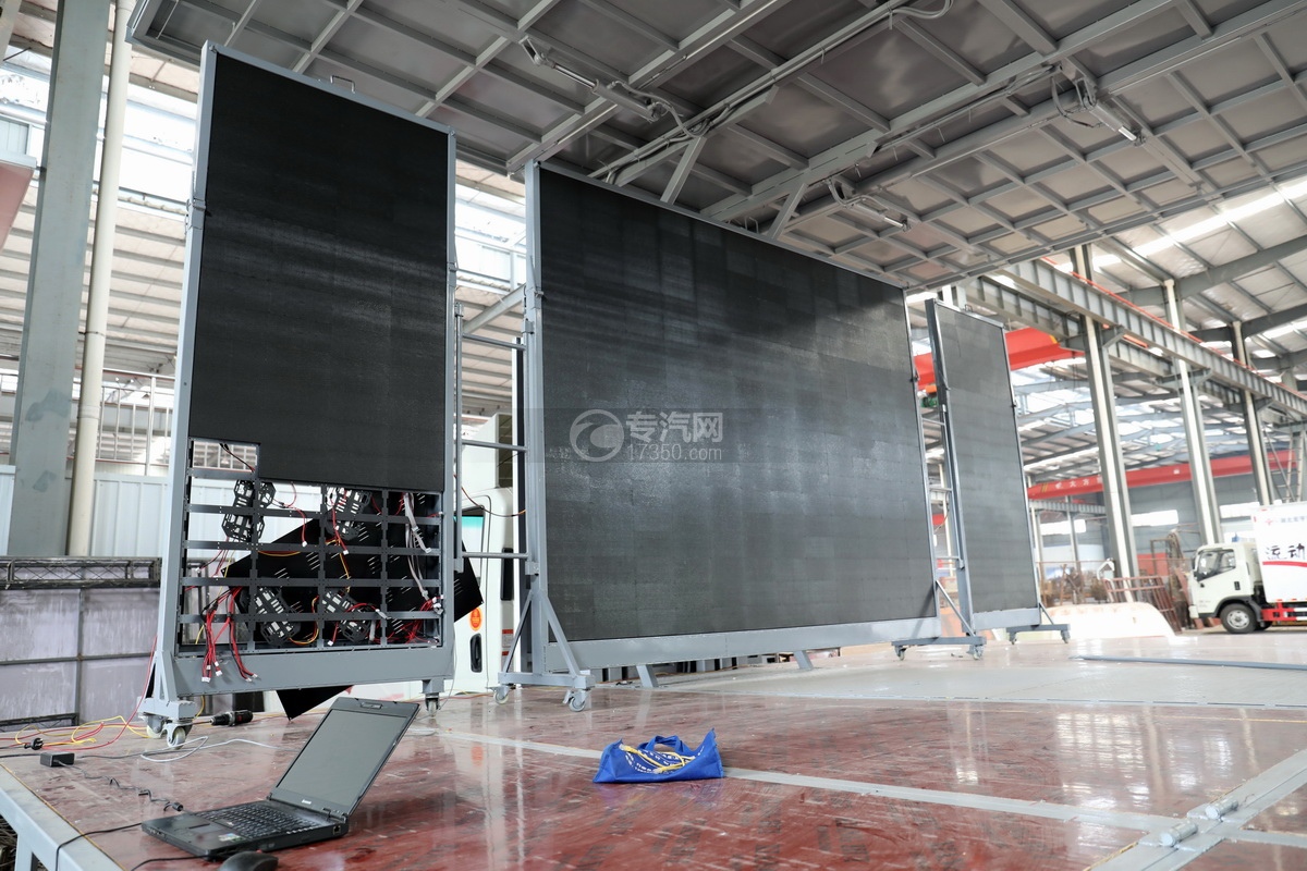 大运新奥普力国六流动舞台车电子显示屏