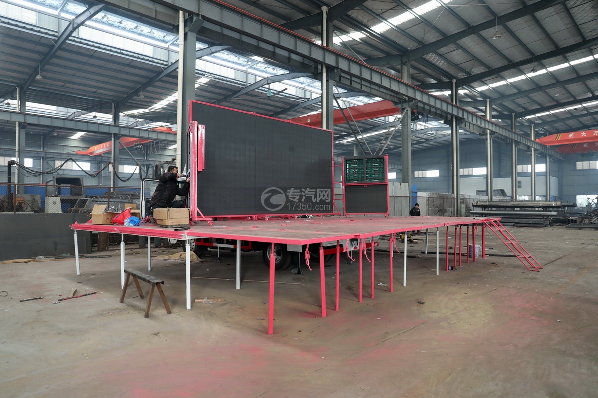 陕汽德龙K3000单桥国六流动舞台车左后图