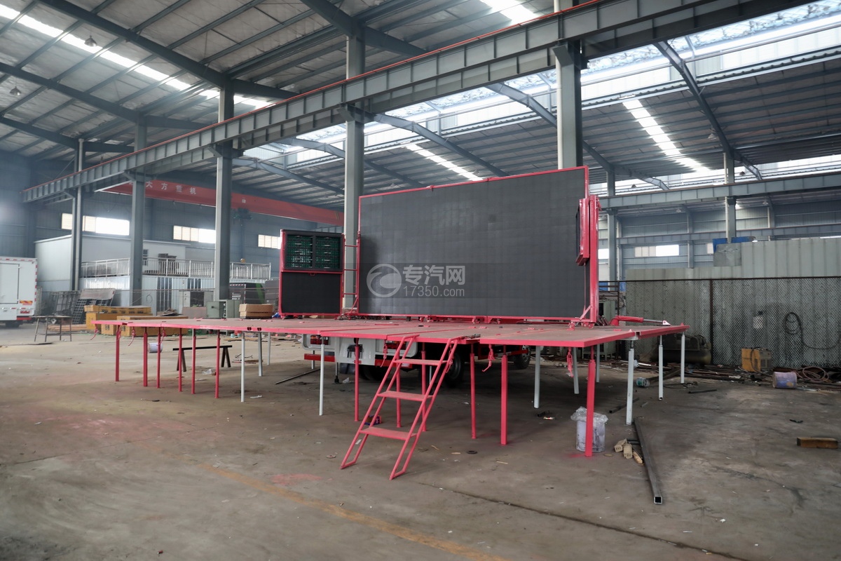 陕汽德龙K3000单桥国六流动舞台车右后图