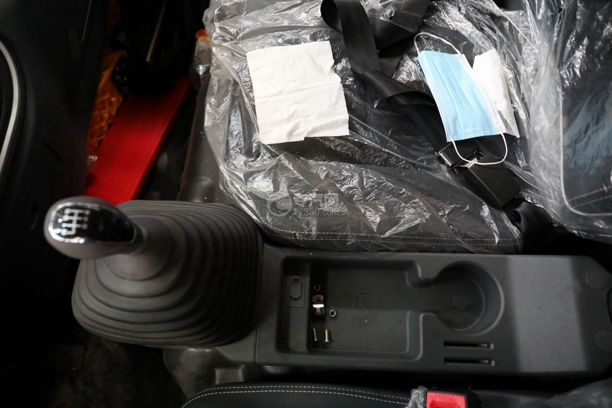 陕汽德龙K3000单桥国六流动舞台车细节