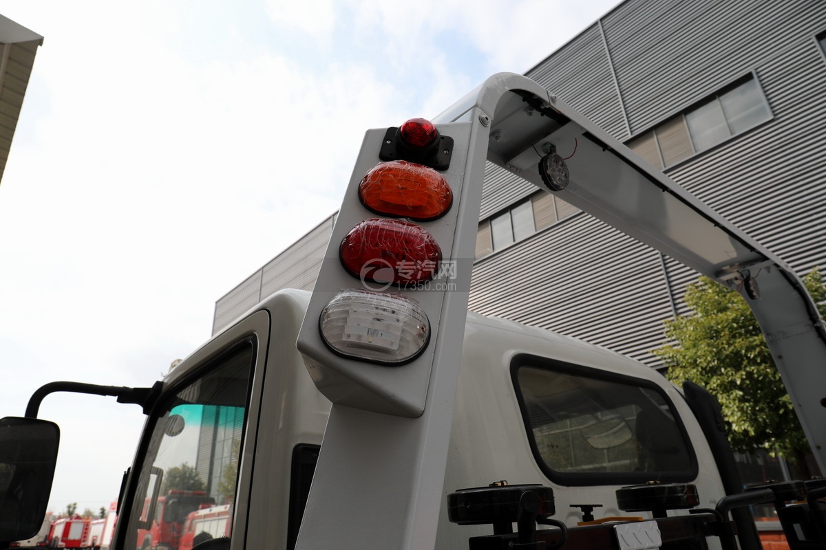 大运新奥普力4400轴距国六一拖二清障车(白色)警示灯