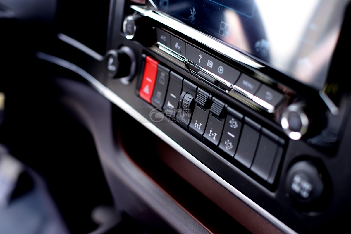 陕汽翼6后双桥国六15.4方洒水车多功能按键