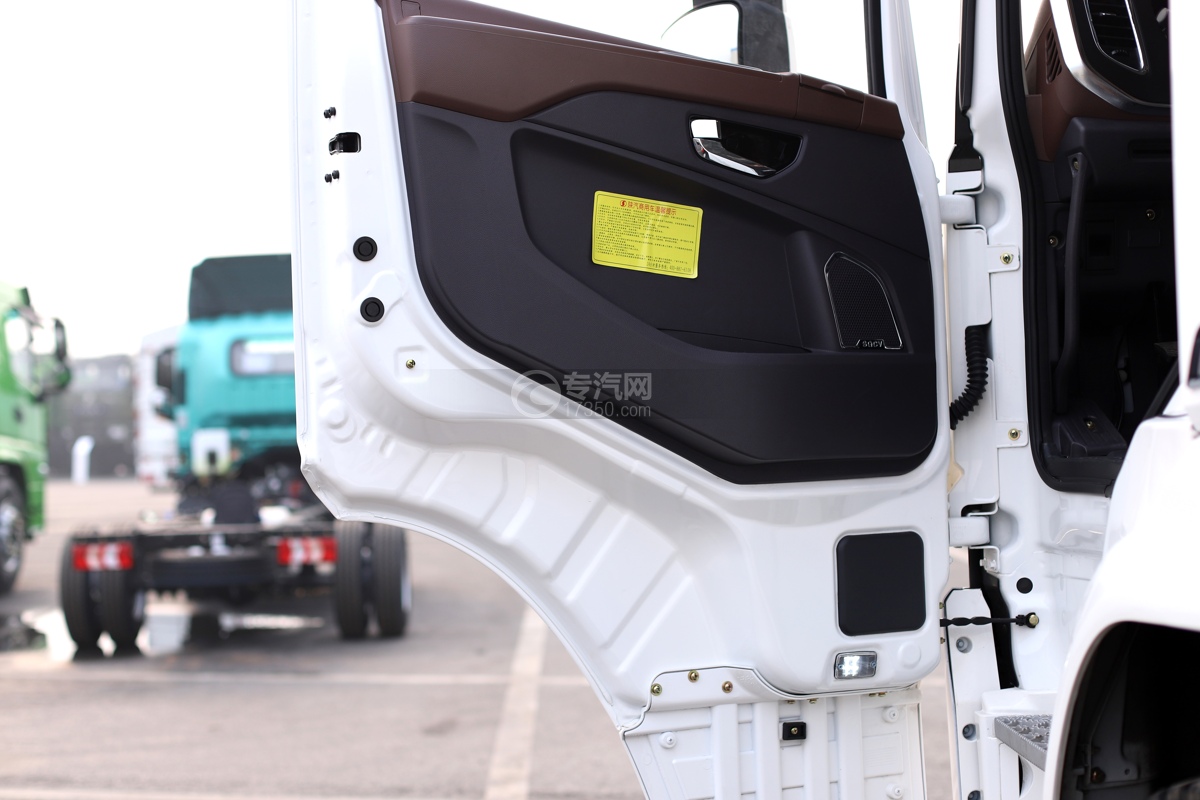 陕汽翼6后双桥国六15.4方洒水车门窗