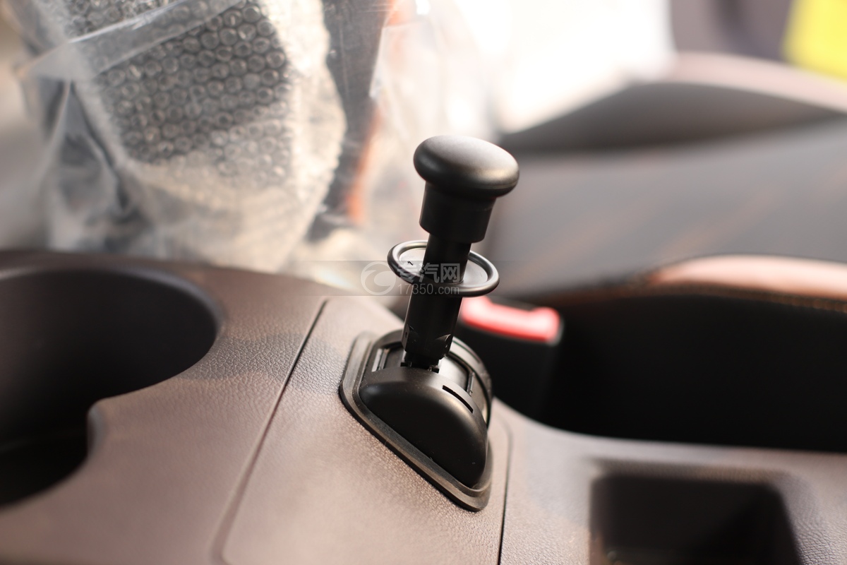 陕汽翼6后双桥国六15.4方洒水车断气刹