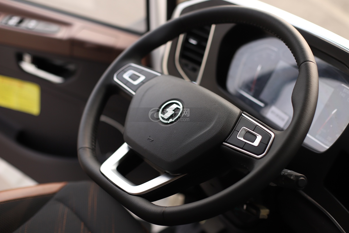 陕汽翼6后双桥国六15.4方洒水车方向盘