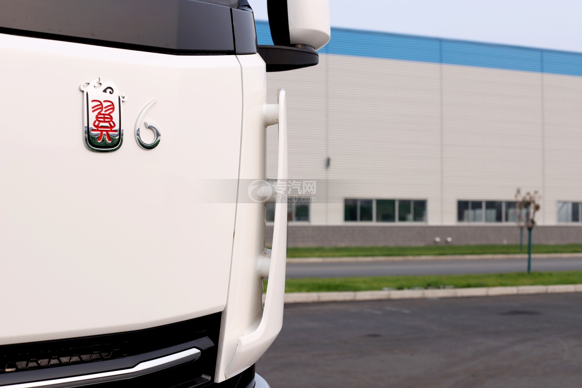 陕汽翼6后双桥国六15.4方洒水车导流槽