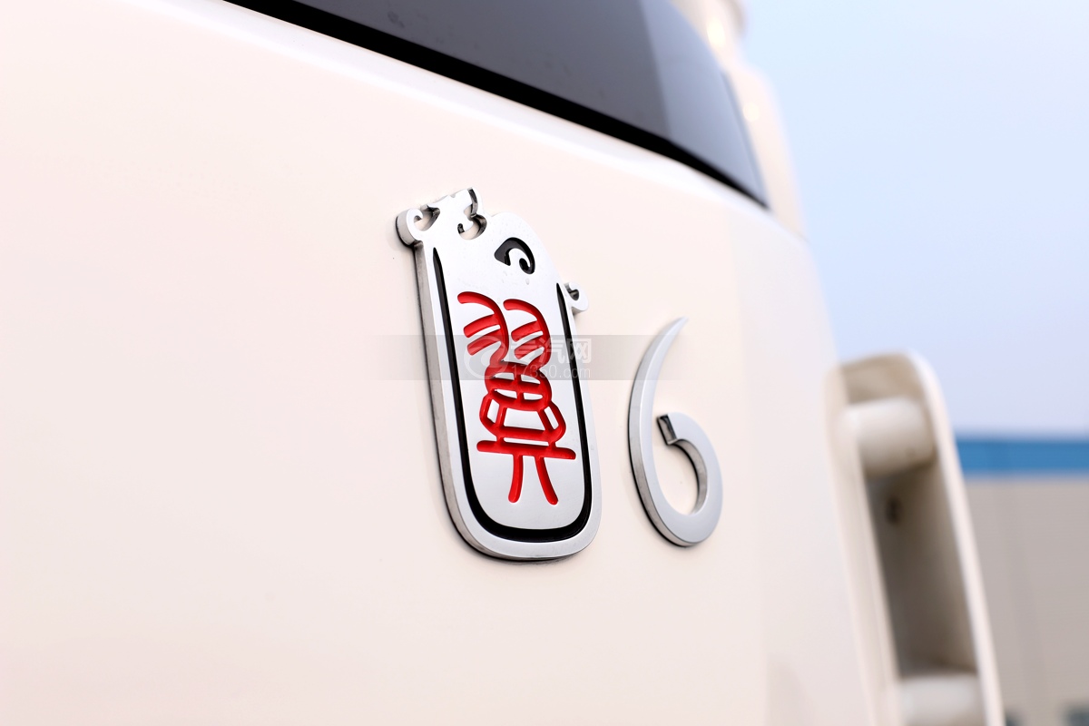 陕汽翼6后双桥国六15.4方洒水车字标