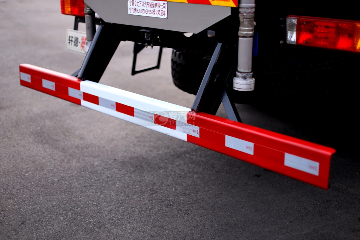 陕汽翼6后双桥国六15.4方洒水车下防护