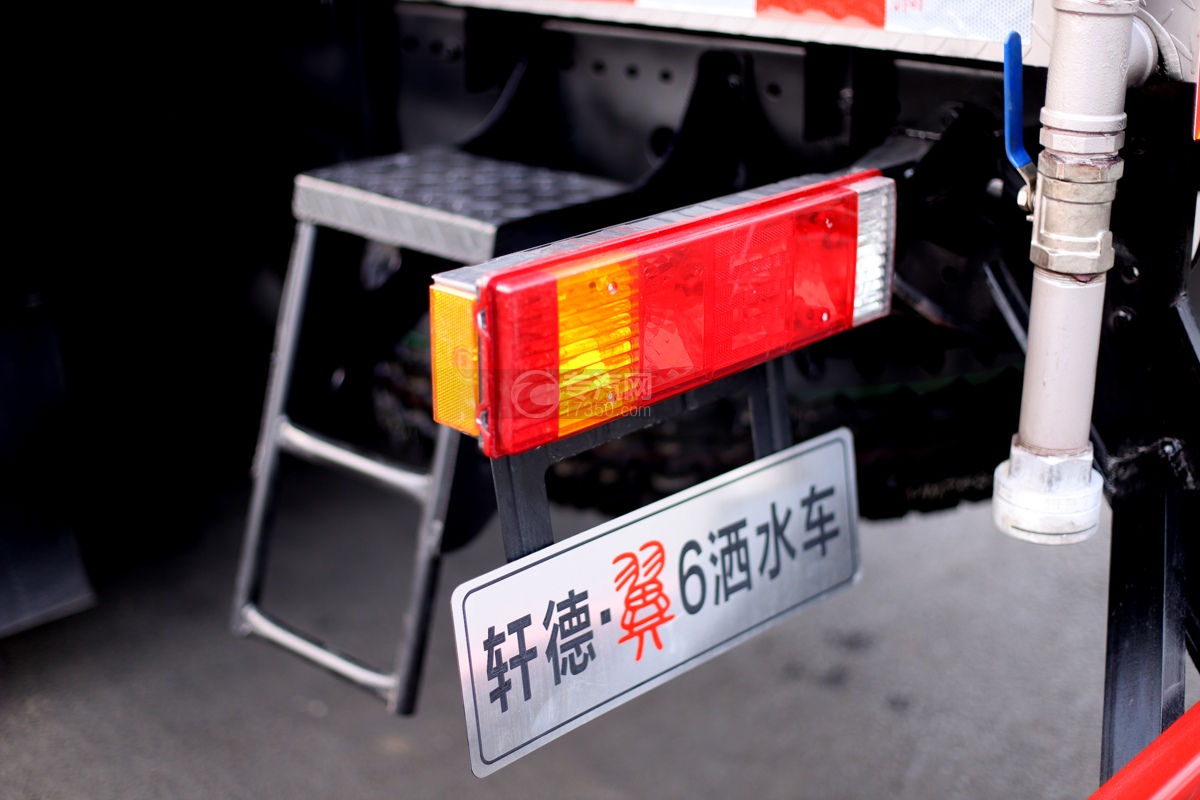 陕汽翼6后双桥国六15.4方洒水车平台爬梯