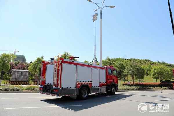 重汽汕德卡双排国六压缩空气泡沫消防车
