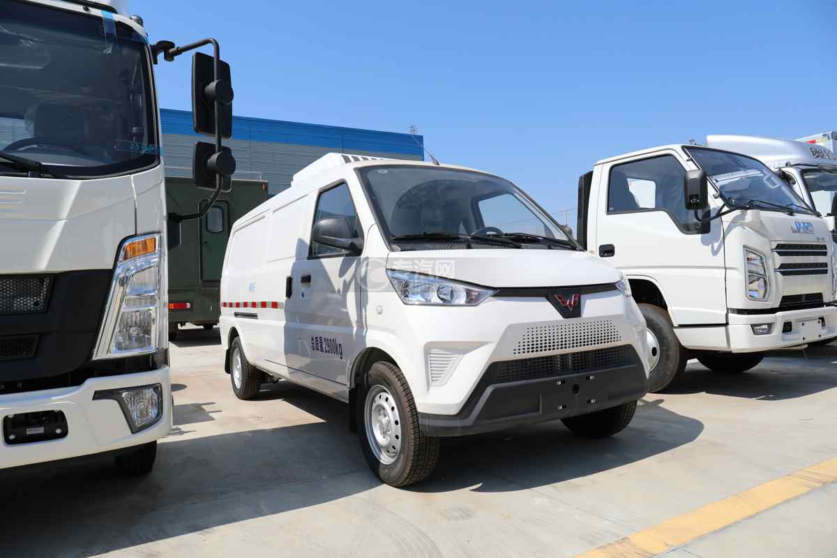 五菱EV50蓝牌面包冷藏车右前图