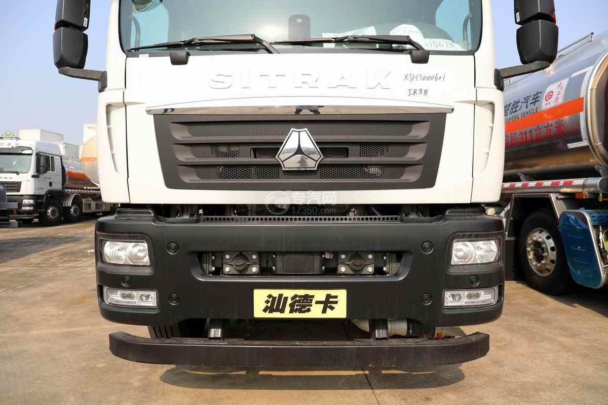 重汽汕德卡C5H前四后八国六25.6方铝合金运油车前脸细节