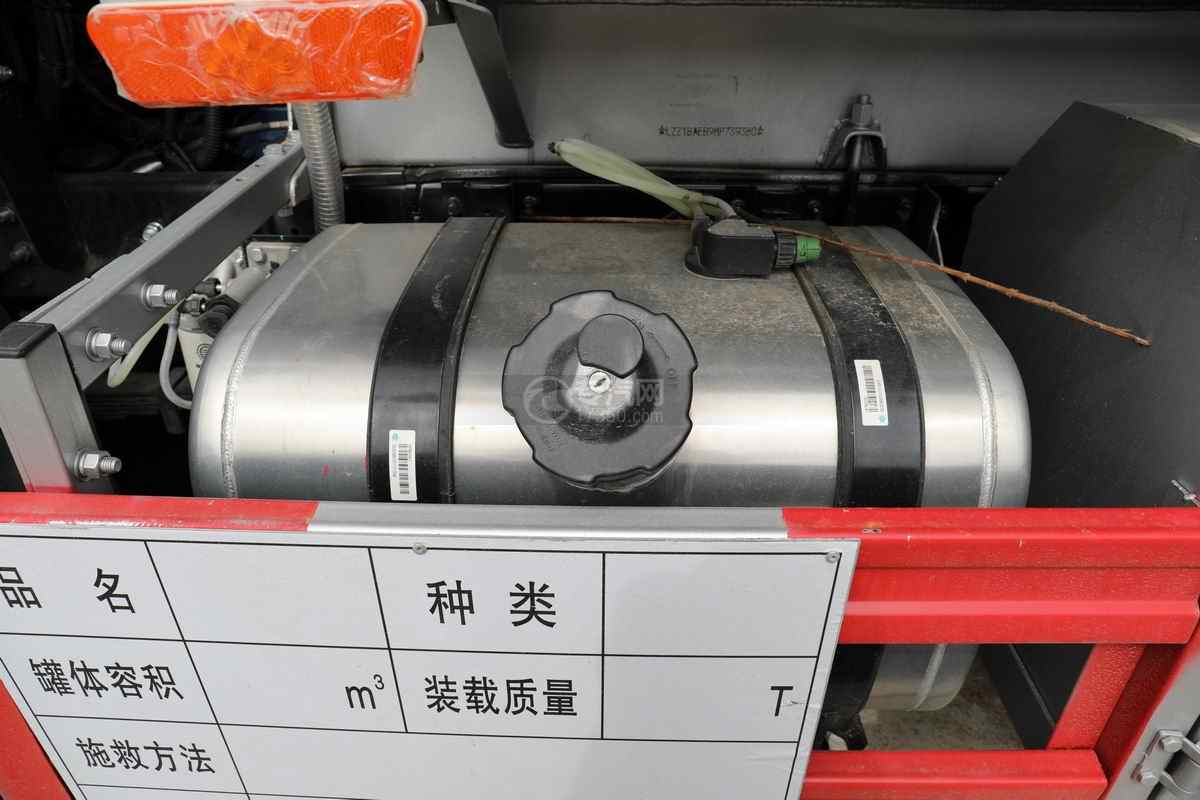 重汽豪沃悍将国六5.9方运油车油箱