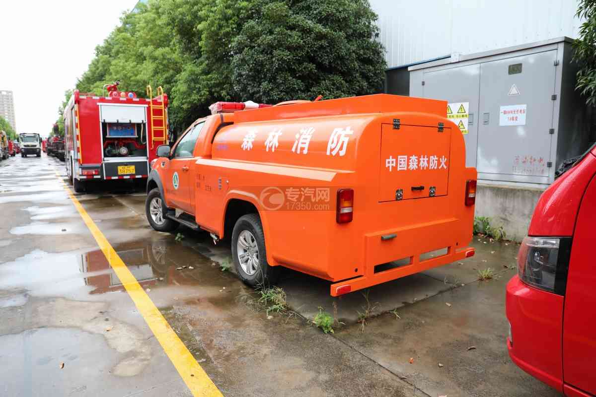 福田皮卡四驱国六森林消防车侧后方图