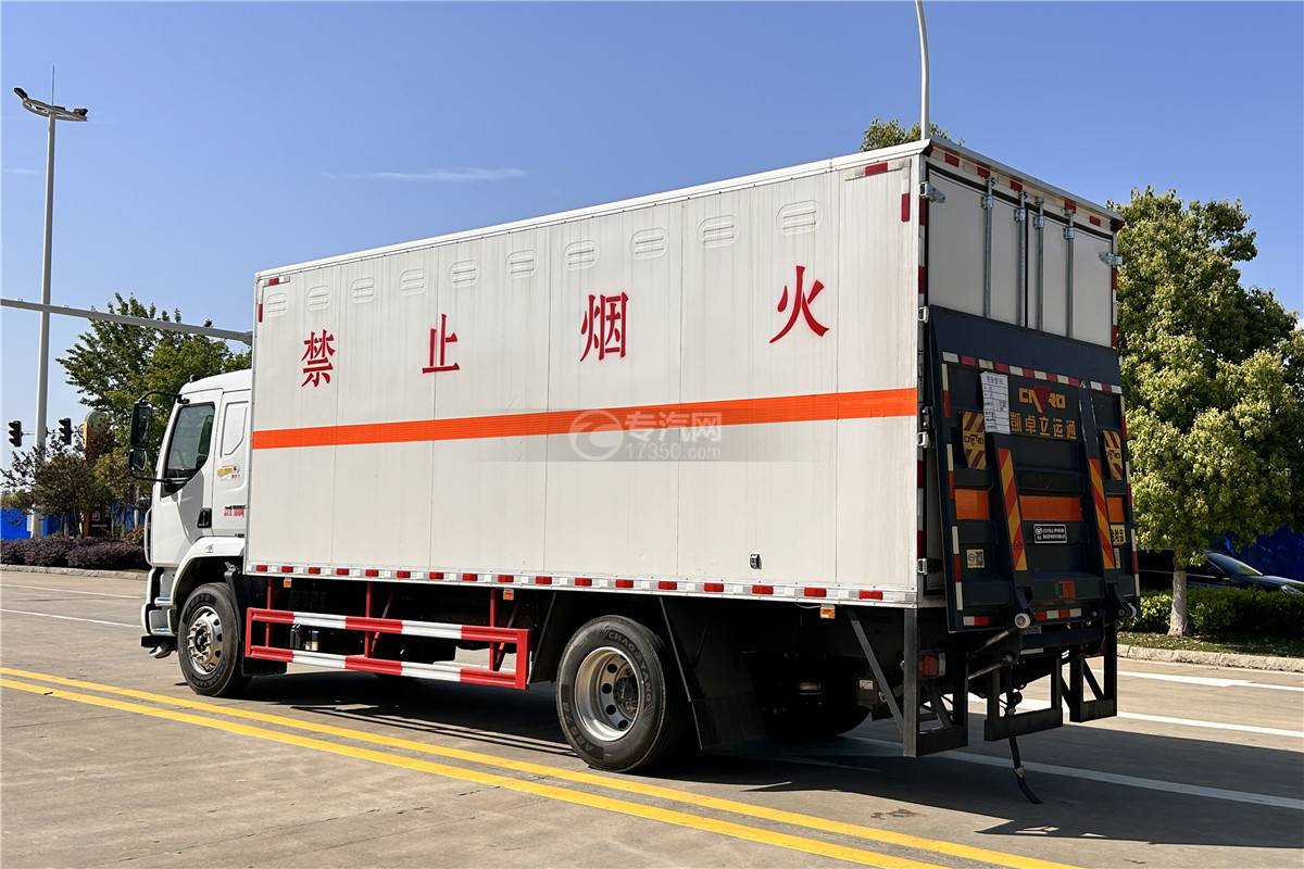 枊汽乘龙M3国六6.6米防爆车左后图