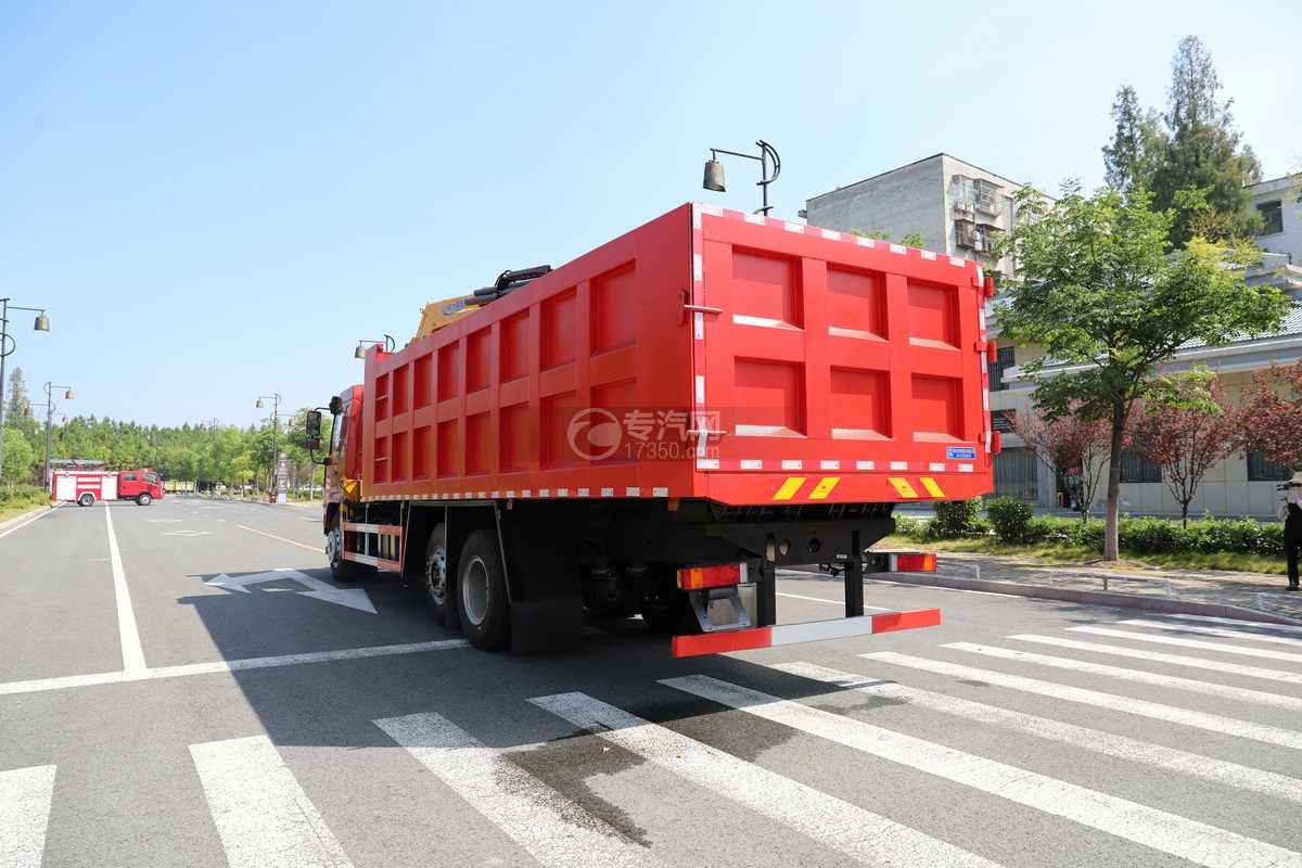 湖北大运F6提升桥抓斗式垃圾车侧后方图