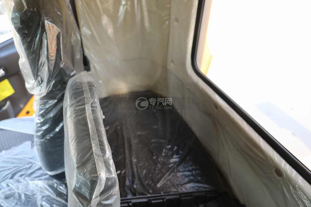 湖北大运风尚清障平板车排半卧铺