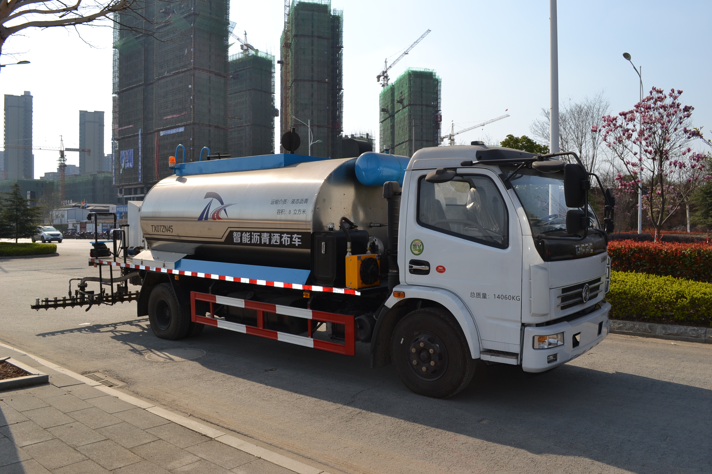 8立方全智能沥青洒布车（柏油洒布车）配置高价格低（可分期，手续齐全）