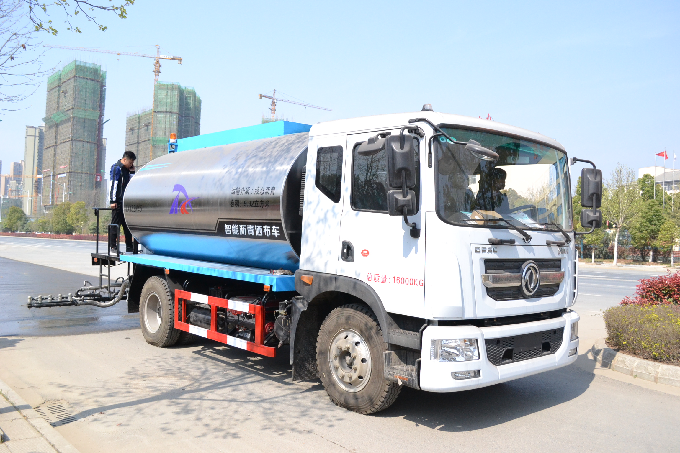 13方全智能沥青洒布车，沥青洒布车哪的好，高配价低操作方便（可分期，手续齐全）