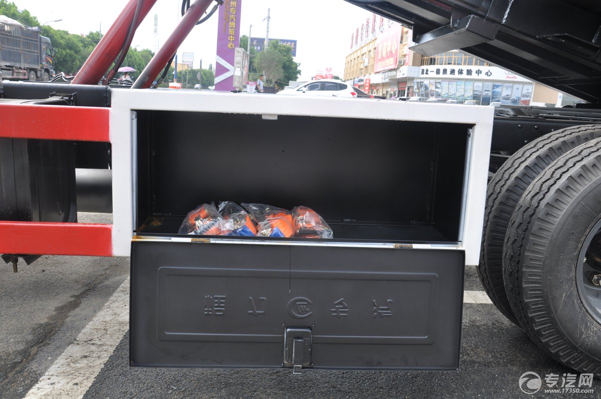 东风多利卡一拖二清障车工具箱2